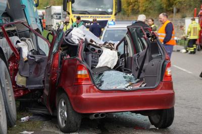 Pkw wendet auf Bundesstrasse und stoesst mit Sattelzug zusammen bei Schwieberdingen